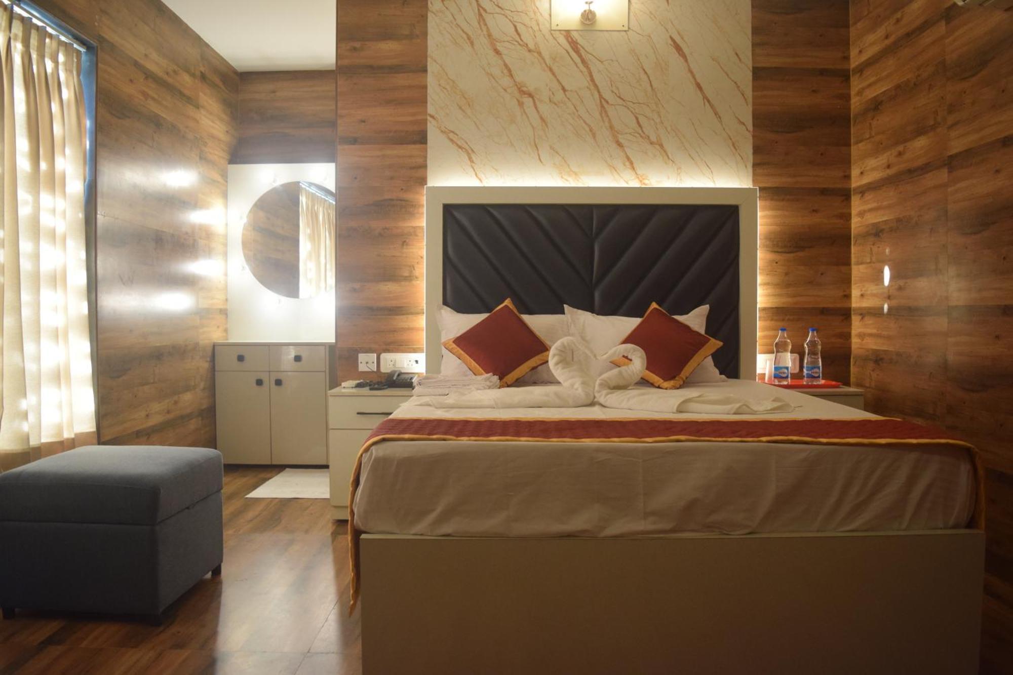 Esakki Empire Hotel Ченай Екстериор снимка